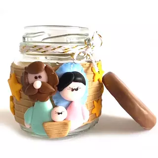 Nacimiento en porcelanicron sobre un frasco de vidrio