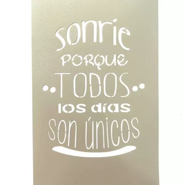 Stencil Sonrie Porque Todos Los Dias Son Unicos